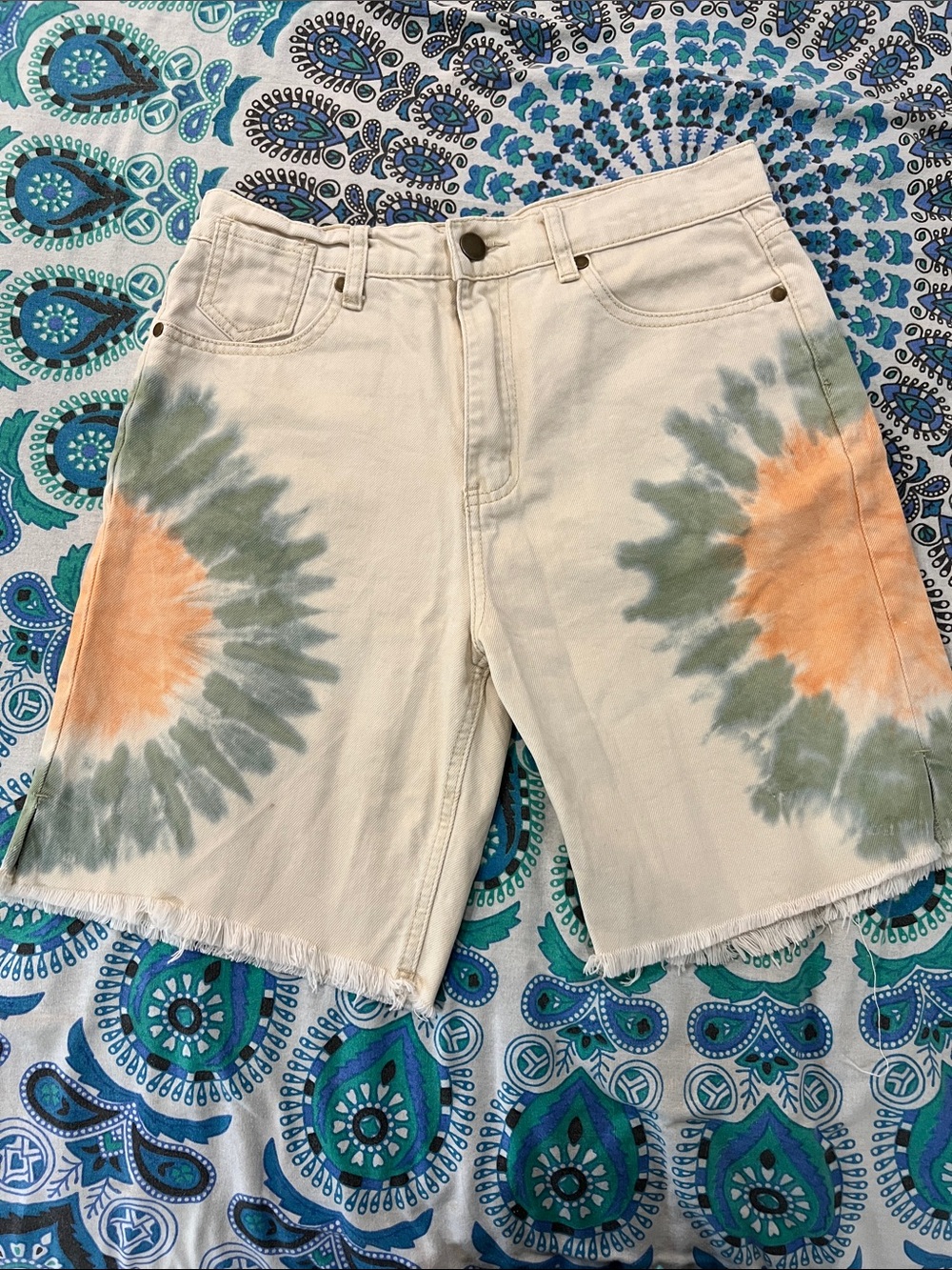 easel Tie-Dye Flat Front Women’s Shorts — Cream with Green & Orange Sunbursts